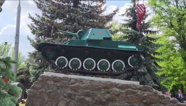 У Мелітополі загарбники зняли з постаменту танк-пам'ятник