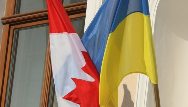 Le Canada fournit à l'Ukraine un lot de tenues de déminage