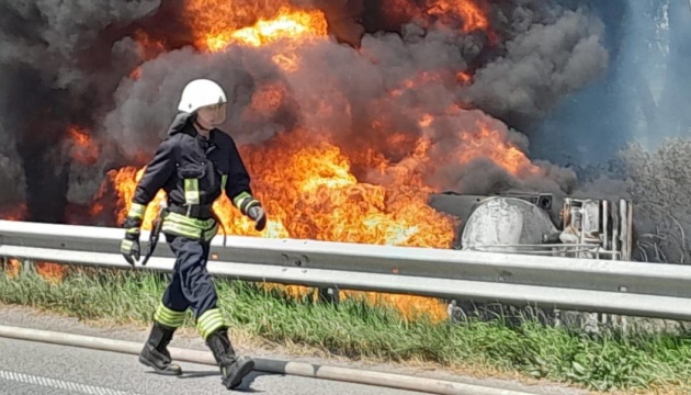 На Київщині вибухнув бензовоз на дорозі - водій загинув
