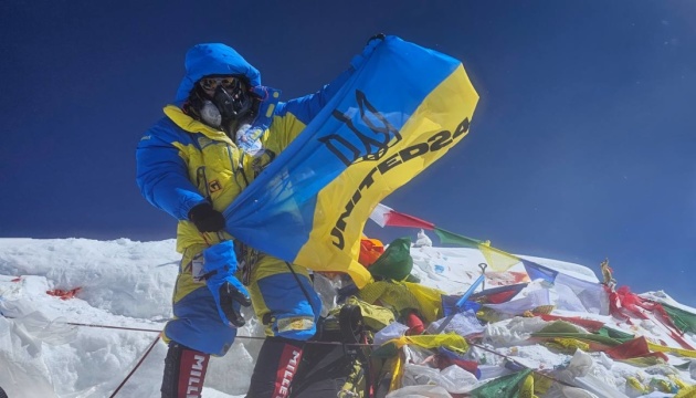 На платформі United24 продадуть український прапор з вершини Евересту
