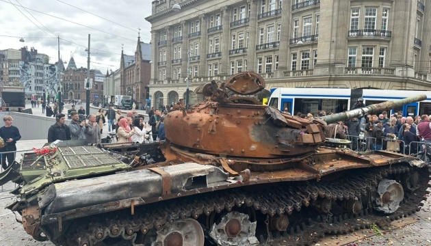 В Амстердамі виставили на огляд підбитий в Україні російський танк Т-72