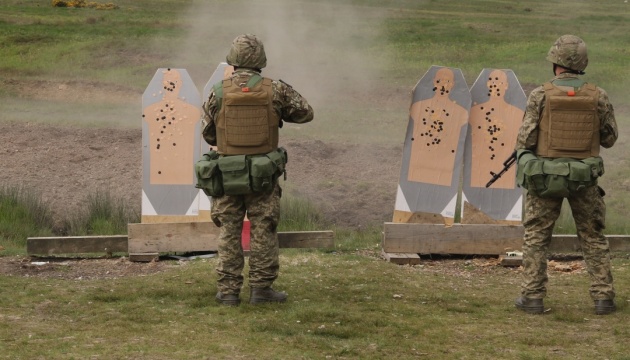 Ukrainian recruits training in Britain working to improve live-fire skills