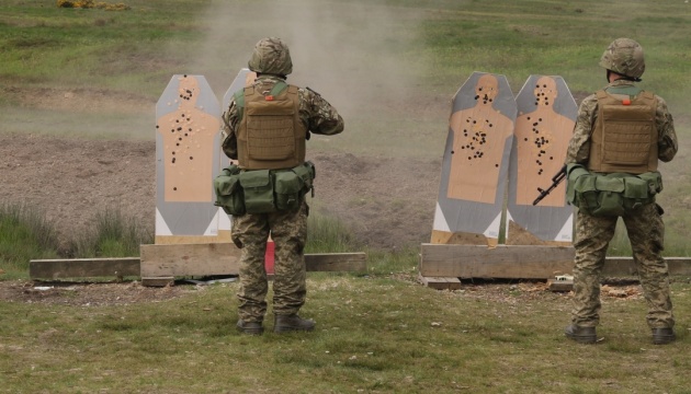 У Британії українські військові удосконалюють стрільбу