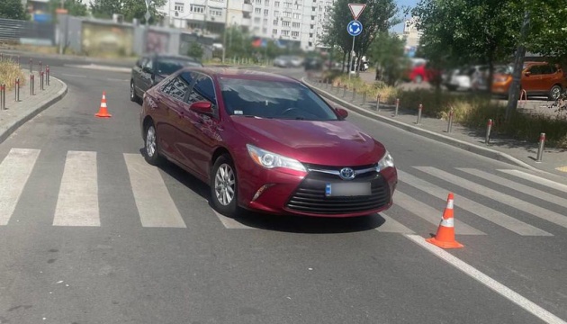 У Києві водій на пішохідному переході наїхав на дитину у колясці