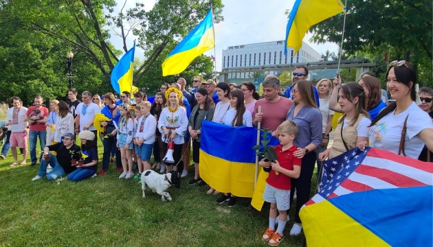 Соняшники під посольством у Вашингтоні: українські активісти нагадали про воєнні злочини РФ