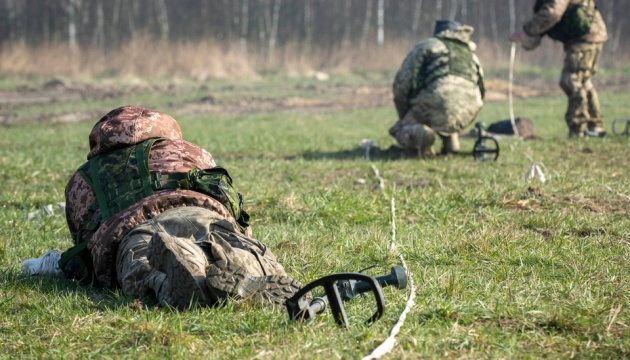 У Польщі канадські інструктори вчать українських військових мінній безпеці