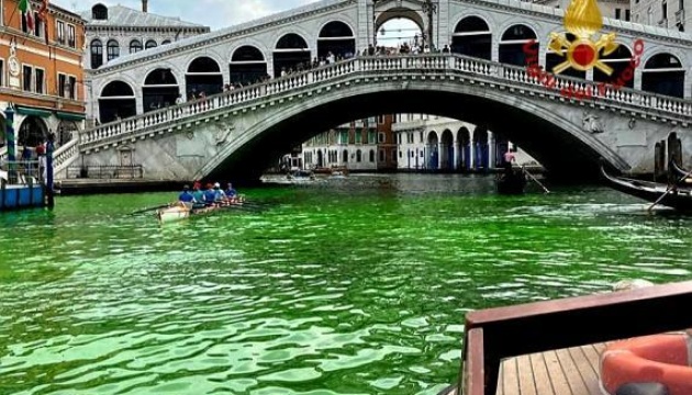 Вода у центральному каналі Венеції з невідомих причин стала зеленою