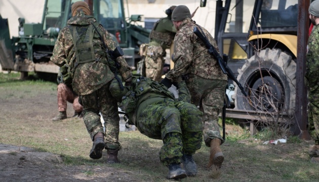 Ukrainian servicemen learn how to help wounded in Poland