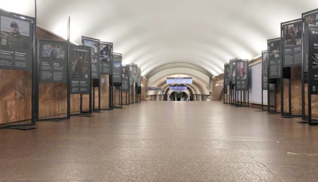У харківському метро відкрилася фотовиставка у рамках проєкту «Міста та їхні герої»