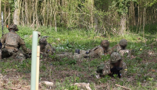 Ukrainian personnel trained in UK to overcome special obstacle lane 