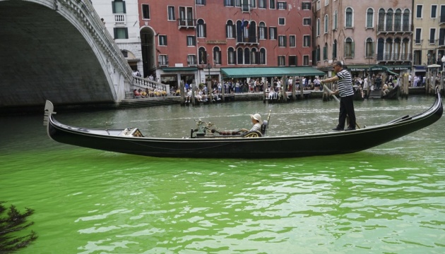 Експерти з’ясували, чому позеленіла вода у центральному каналі Венеції