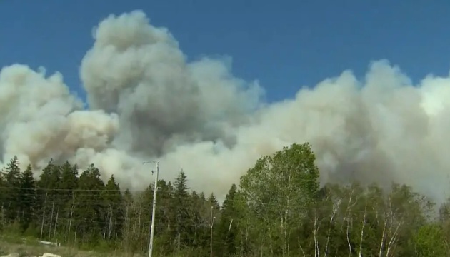 У Канаді набирає сили лісова пожежа, евакуюють тисячі людей