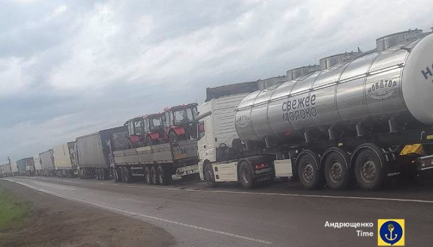 An Grenze zu Russland Stau von Lastwagen mit gestohlenem ukrainischem Getreide