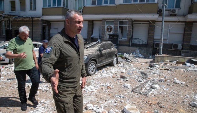 Mayor Klitschko visits apartment block damaged in Russia’s overnight attack on Kyiv