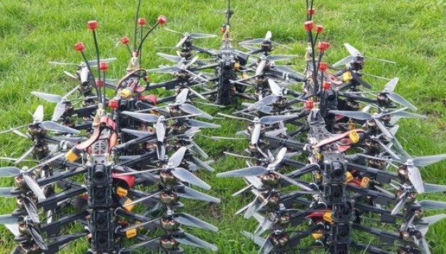Militares ucranianos reciben 500 drones Pegas FPV de Everstake