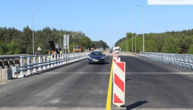 На Житомирщині відкрили проїзд зруйнованим мостом на трасі Київ-Чоп