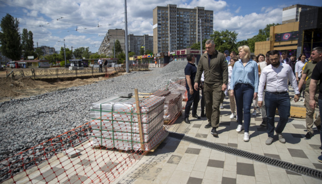 Кличко перевірив, як облаштовують новий сквер поблизу станції метро «Героїв Дніпра»