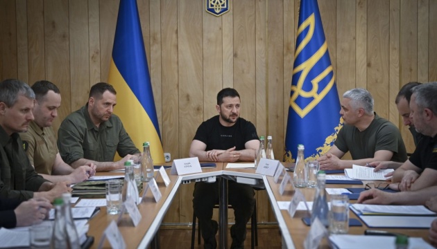 Selenskyj berät in Odessa mit dem Militär