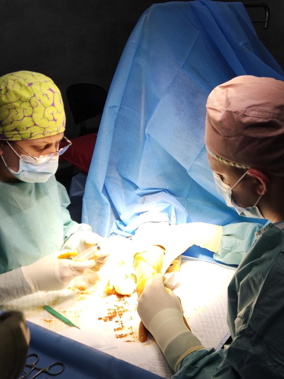 Робить унікальні операції: як ортопед-травматолог з Луганшини рятує людей у Франківську