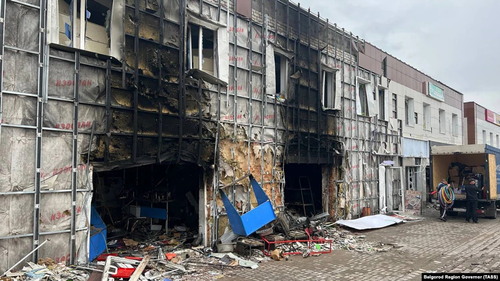 Росії завдає ударів навіть по своїх: Згорілий торговий центр у Шебекіно 