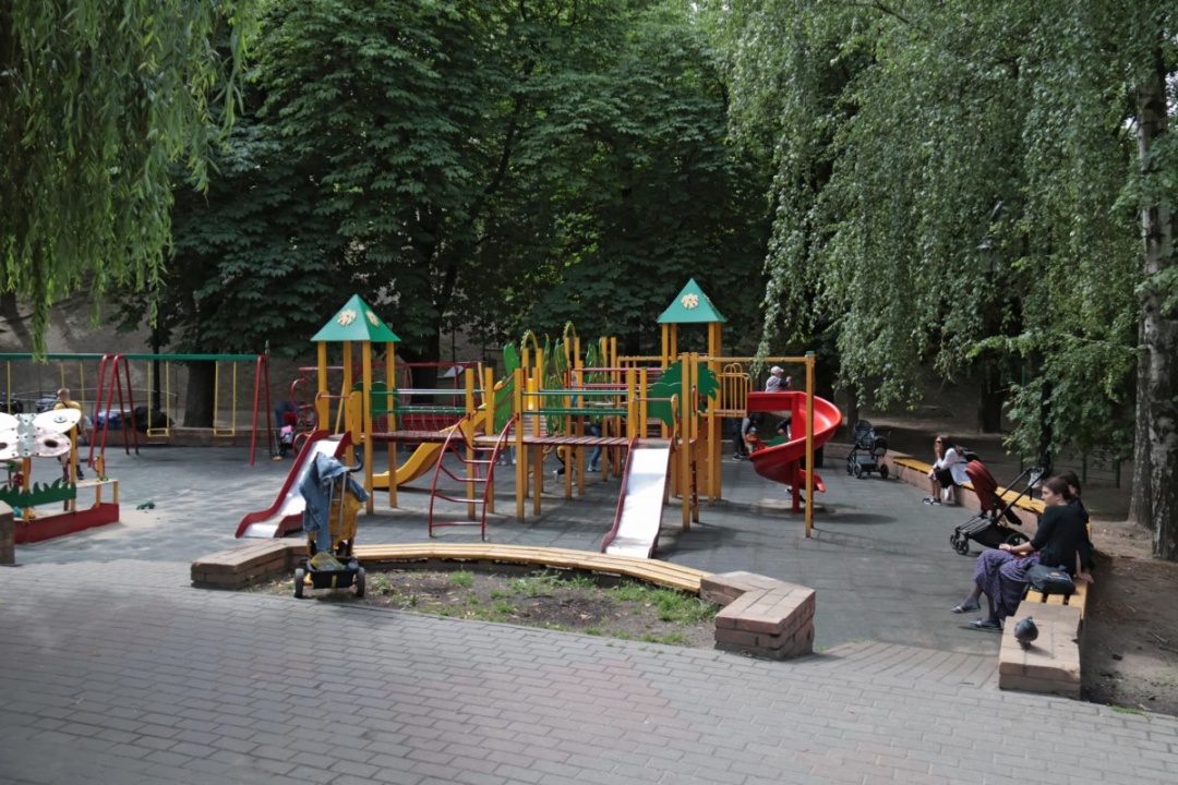 Дитячий майданчик у сквері Літераторів (донедавна - сквер Чкалова), Київ, 13 червня 2023 року