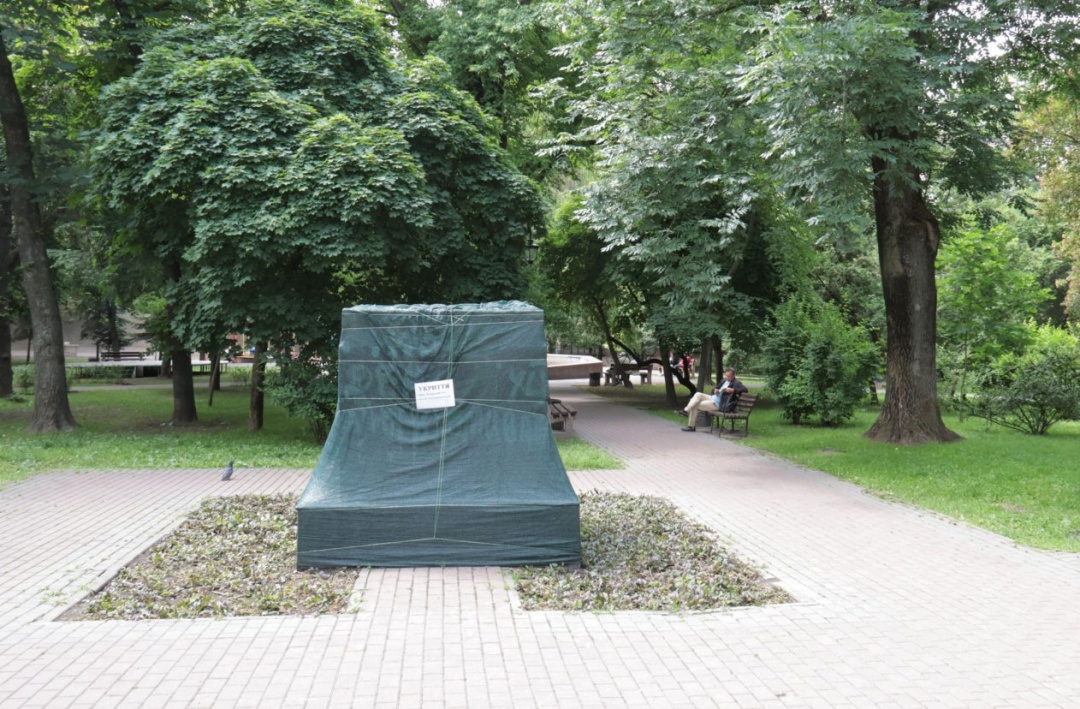 Постамент демонтованого пам`ятника радянському льотчику Валерію Чкалову у сквері Літераторів, Київ, 13 червня 2023 року
