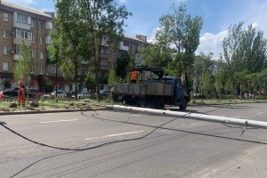 На бульварі Лесі Українки впав стовп, рух тимчасово перекрили