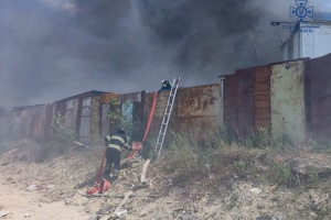 В Оболонському районі Києва горять 12 гаражів