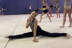 Ukrainian girl who lost leg in Russian strike goes back to competing in gymnastics
