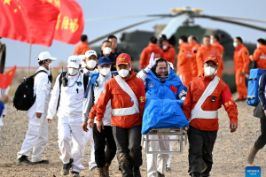 Члени екіпажу китайського космічного корабля «Шеньчжоу-15» повернулися на Землю