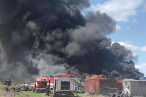 У Вишгородському районі на Київщині у полі горять пластикові труби