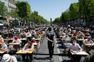 У французькій столиці встановили світовий рекорд із наймасовішого диктанту