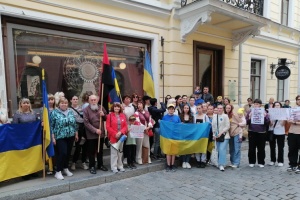 Українці провели мітинг перед посольством РФ у Таллінні через підрив Каховської ГЕС