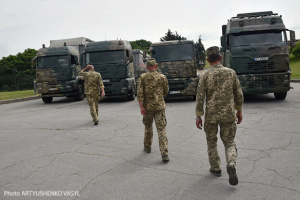 ЗСУ отримали від волонтерів партію вантажівок для перевезення боєкомплектів