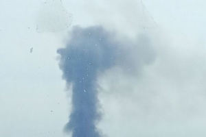 У Луганську пролунали вибухи, над містом видно густий дим