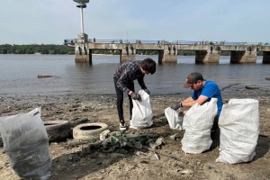 У Запоріжжі на березі Дніпра, де відійшла вода, влаштували толоку