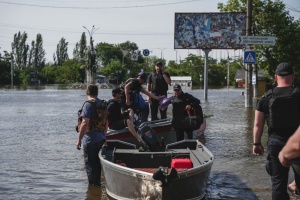 Rescuers evacuate 2,588 civilians from flood-affected zone in Ukraine