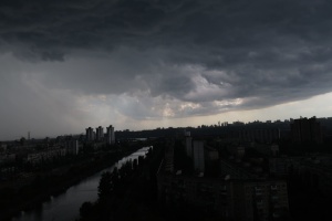 Україні у неділю прогнозують дощі та грози, вдень прогріє до +17°