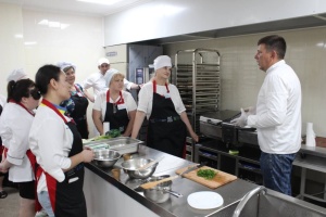 Реформа шкільного харчування: в Україні готуватимуть «кухарів закладу освіти»