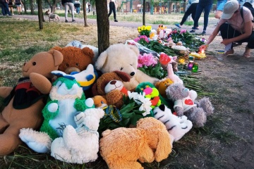 Kyivitas traen flores, juguetes y dulces al lugar donde las personas han muerto tras ser impactadas por un fragmento de un misil ruso