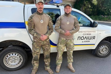 Kyiv police praise two officers for removing UXO from burning building amid drone attack