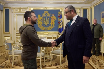 Le ministre britannique des Affaires étrangères reçu par Volodymyr Zelensky à Kyiv 
