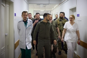 Zelensky visits evacuation point in Kherson