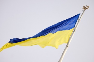 Infantes de marina izan la bandera ucraniana sobre Storozheve
