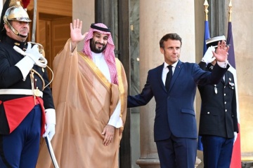 Macron calls on Saudi prince to exert influence on Moscow
