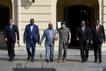 Friedensverhandlungen nur nach Abzug russischer Truppen  - Selensyj nach Treffen mit afrikanischer Delegation