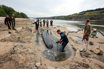 ウクライナ南部、ドニプロ川にて推定１０００年以上前製造の舟発見