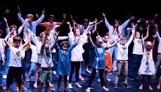 Українські школи в ОАЕ провели дитячий конкурс «Країна талантів»
