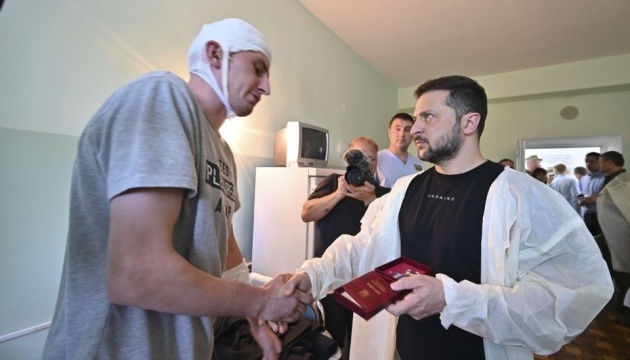Zełenski odwiedził rannych żołnierzy w szpitalu w Odessie

