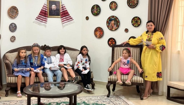 Вихованців української школи в Катарі ознайомили з історією вишиванки